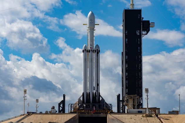 SpaceX重型猎鹰火箭又签新订单2023年将NASA寻水漫游车送上月球